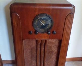 Antique Howard Console Tube Radio
