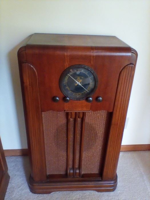 Antique Howard Console Tube Radio