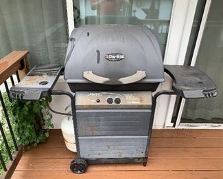 Gas barbecue grill with propane bottle