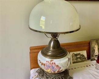 $95 - Vintage Gone with the Wind  lamp -   22" H, approx 8" diam.