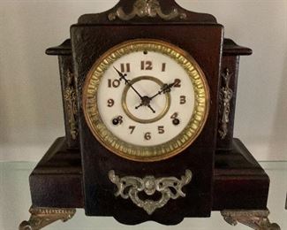 $140 - Vintage desk clock