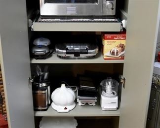 LOTS of countertop appliances!!!