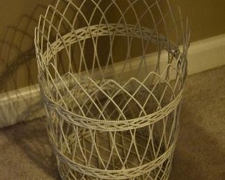 white wire waste basket/bin