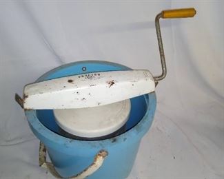 Hand crank ice cream freezer