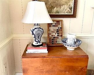 Vintage ceramic lamp - hand painted! Beautiful pine drop leaft table