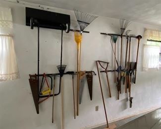 Outdoor lawn and yard tools 