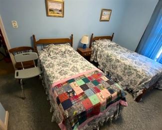 Twin bed set and nice quilt 