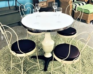 Greenbrier Ice Cream Table with 4 Chairs