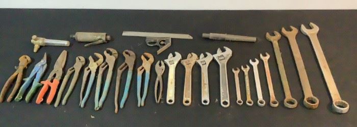 Located in: Chattanooga, TN
Assorted Hand Tools
Lot Includes:
(7) Wrenches
1-3/8" - 9/16"
(4) Adjustable Wrenches
(6) Channel Locks
**Sold as is Where is**

SKU: R-7-A