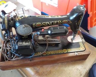 According to Serial Number this Machine is from 1922 Cover is present with NO KEY