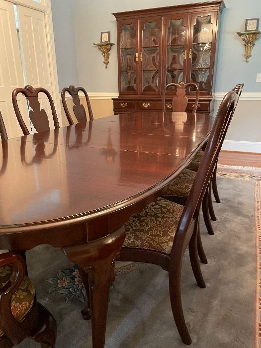 Gorgeous dining table & chairs by Ethan Allen