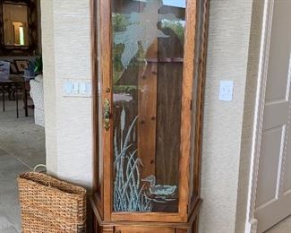 Locking oak gun cabinet - Etched glass front 
