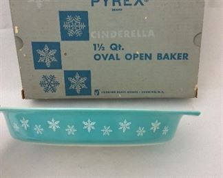 Pyrex Cinderella 1 1/2 Qt. Oval Open Baker with Box. 