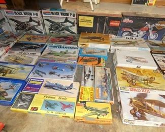 COLLECTION OF MODEL AIRPLANES 