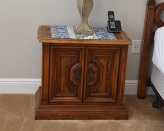 Pair of night stands 