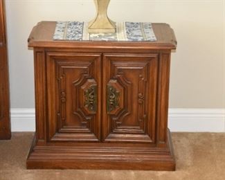 Pair of night stands 
