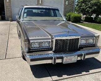 Lincoln Town Car  / SOLD