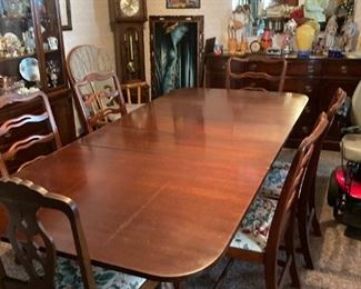 MAHOGANY TABLE WITH 3 LEAVES AND 6 CHAIRS