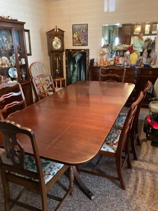 MAHOGANY TABLE WITH 3 LEAVES AND 6 CHAIRS