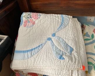 BEAUTIFUL HAND STICHTED QUILT