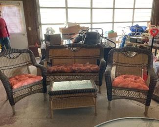 PATIO WICKER  SET LIKE NEW