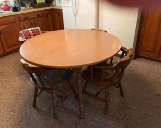 KITCHENTABLE AND 4 CHAIRS