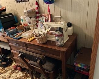 SINGER SEWING MACHINE IN SEWING MACHINE STAND