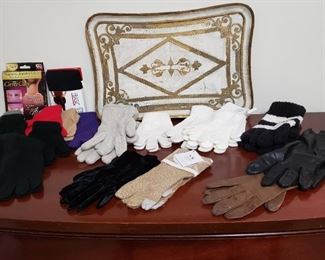 SEVERAL PAIRS OF WOMANS GLOVES