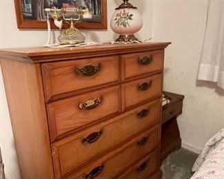 Wood chest of drawers 