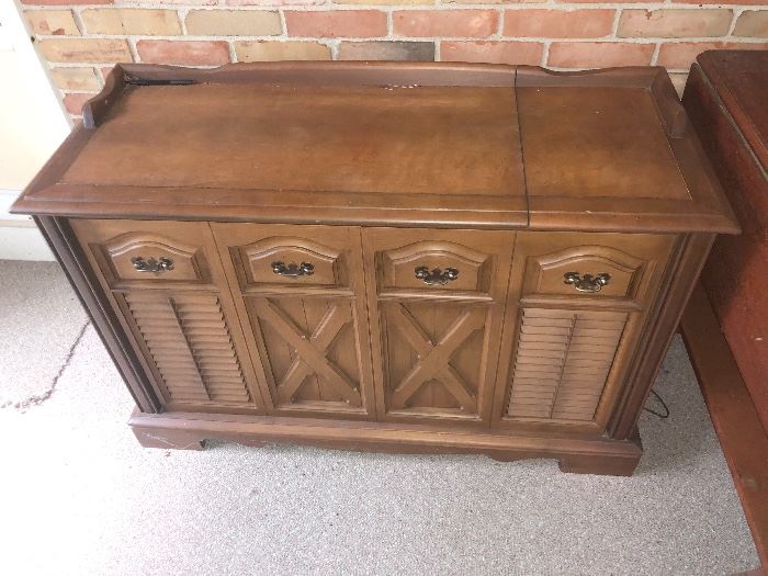 Wooden Media Console with Record player and Radio 2/2