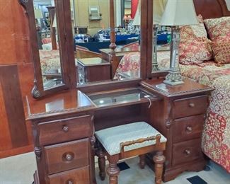 Broyhill vanity and bench!  Have a bedroom suite to match.