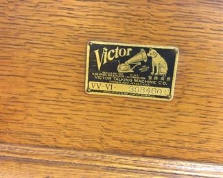 Vintage Victor table top record player VV Vl.