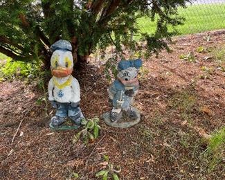 CONCRETE DONALD/DAISY DUCK 