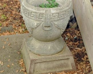 ONE OF TWO [PAIR] OUTDOOR VINTAGE PLANTERS 