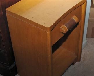 MID-CENTURY BLOND END TABLE