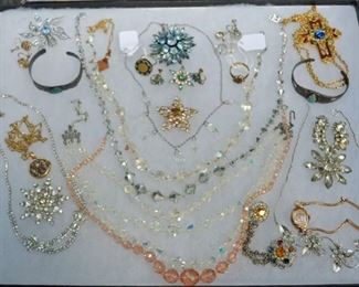 SELECTION OF COSTUME JEWELRY 