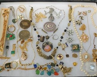SELECTION OF COSTUME JEWELRY 