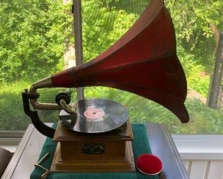 Victor gramophone.