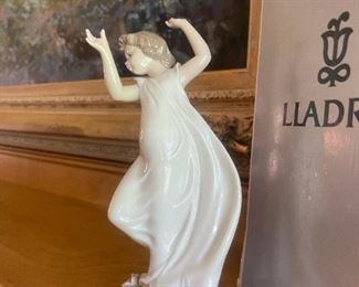 LLADRO "Lily" Figurine