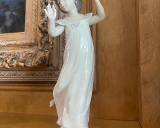 LLADRO "Violets, Time of Innocence" Figurine