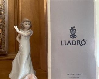 LLADRO "Bellflower, Symbol of Gratitude" Figurine