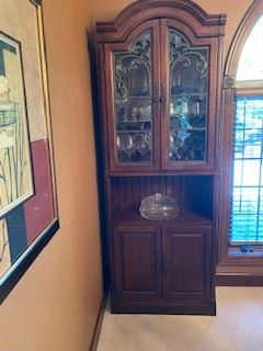 Also available is a set of 2 quality crafted curio/china cabinets with leaded glass doors.  These are sure to be a crowd pleaser!  Willling to sell separately  or  as a pair. 