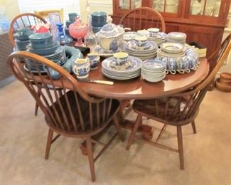 Ethan Allen dining table w/ 6 chairs & leaf