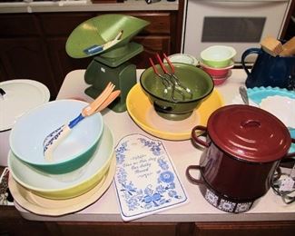 Lots of vintage items! - Pyrex, Anchor Hocking, China, Glassware, Enamelware, Cast-iron, Small Appliances, & more!