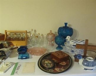 Misc vintage decor, vintage lunchbox, Antique stereoscopes & cards. 