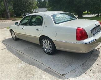 2005 Lincoln Town Car Signature Limited
108k miles. 