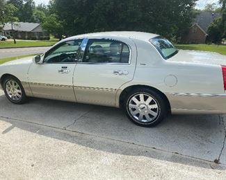 2005 Lincoln Town Car Signature Limited
108k miles. 