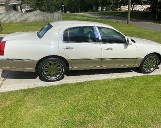 2005 Lincoln Town Car Signature Limited
108k miles. 