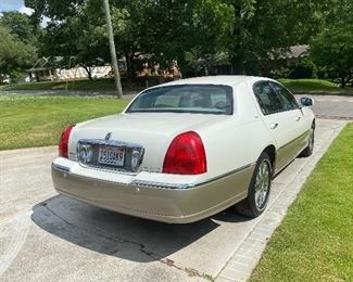 2005 Lincoln Town Car Signature Limited
108k miles. 