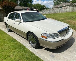 2005 Lincoln Town Car Signature Limited
108k miles. 